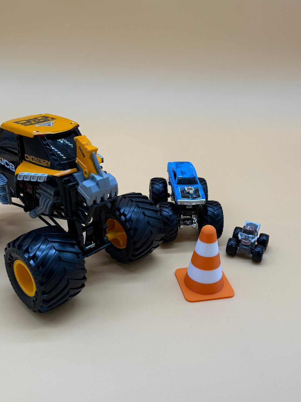 Set of 3D-Printed Tire Fidget Spinners & Traffic Cones (5 cones, 3 tires)